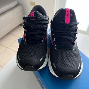 Brooks Ghost 14 size 9 womens